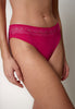Nahaufnahme von einem Damen-Model, das HU alp pink mikrofaser Rio Slip trägt