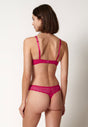 Rückansicht von einem Damen-Model, das HU alp pink mikrofaser Bügel BH trägt