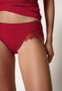 Nahaufnahme von einem Damen-Model, das HU alp red modal/viskose/tencel Rio Slip trägt
