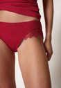 Nahaufnahme von einem Damen-Model, das HU alp red modal/viskose/tencel Rio Slip trägt
