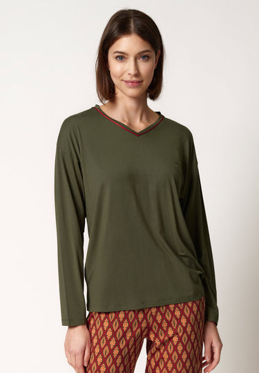 Vorderansicht von einem Damen-Model, das HU countryfied mud modal/viskose/tencel Shirt langarm trägt