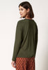 Rückansicht von einem Damen-Model, das HU countryfied mud modal/viskose/tencel Shirt langarm trägt