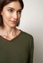 Nahaufnahme von einem Damen-Model, das HU countryfied mud modal/viskose/tencel Shirt langarm trägt