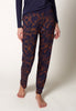 Vorderansicht von einem Damen-Model, das HU alpnight wilds modal/viskose/tencel Pants lang trägt