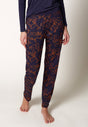 Vorderansicht von einem Damen-Model, das HU alpnight wilds modal/viskose/tencel Pants lang trägt