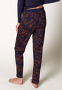 Rückansicht von einem Damen-Model, das HU alpnight wilds modal/viskose/tencel Pants lang trägt