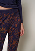 Nahaufnahme von einem Damen-Model, das HU alpnight wilds modal/viskose/tencel Pants lang trägt