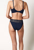 Rückansicht von einem Damen-Model, das HU alp night mikrofaser Rio Slip trägt