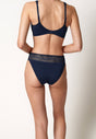 Rückansicht von einem Damen-Model, das HU alp night mikrofaser Rio Slip trägt