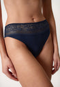 Nahaufnahme von einem Damen-Model, das HU alp night mikrofaser Rio Slip trägt