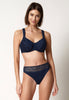 Vorderansicht von einem Damen-Model, das HU alp night mikrofaser Minimizer BH trägt