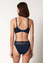Rückansicht von einem Damen-Model, das HU alp night mikrofaser Minimizer BH trägt