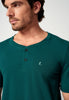 Nahaufnahme von einem Herren-Model, das HU deep teal baumwolle Shirt kurzarm trägt