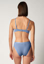 Rückansicht von einem Damen-Model, das HU ashleigh blue mikrofaser Spacer BH trägt