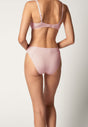Rückansicht von einem Damen-Model, das HU lotus mikrofaser Rio Slip trägt