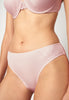 Nahaufnahme von einem Damen-Model, das HU lotus mikrofaser Rio Slip trägt