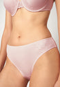 Nahaufnahme von einem Damen-Model, das HU lotus mikrofaser Rio Slip trägt
