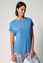 Vorderansicht von einem Damen-Model, das HU azure blue modal/viskose/tencel Shirt kurzarm trägt