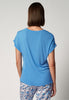 Rückansicht von einem Damen-Model, das HU azure blue modal/viskose/tencel Shirt kurzarm trägt