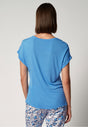 Rückansicht von einem Damen-Model, das HU azure blue modal/viskose/tencel Shirt kurzarm trägt