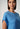 Nahaufnahme von einem Damen-Model, das HU azure blue modal/viskose/tencel Shirt kurzarm trägt