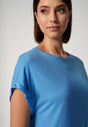 Nahaufnahme von einem Damen-Model, das HU azure blue modal/viskose/tencel Shirt kurzarm trägt