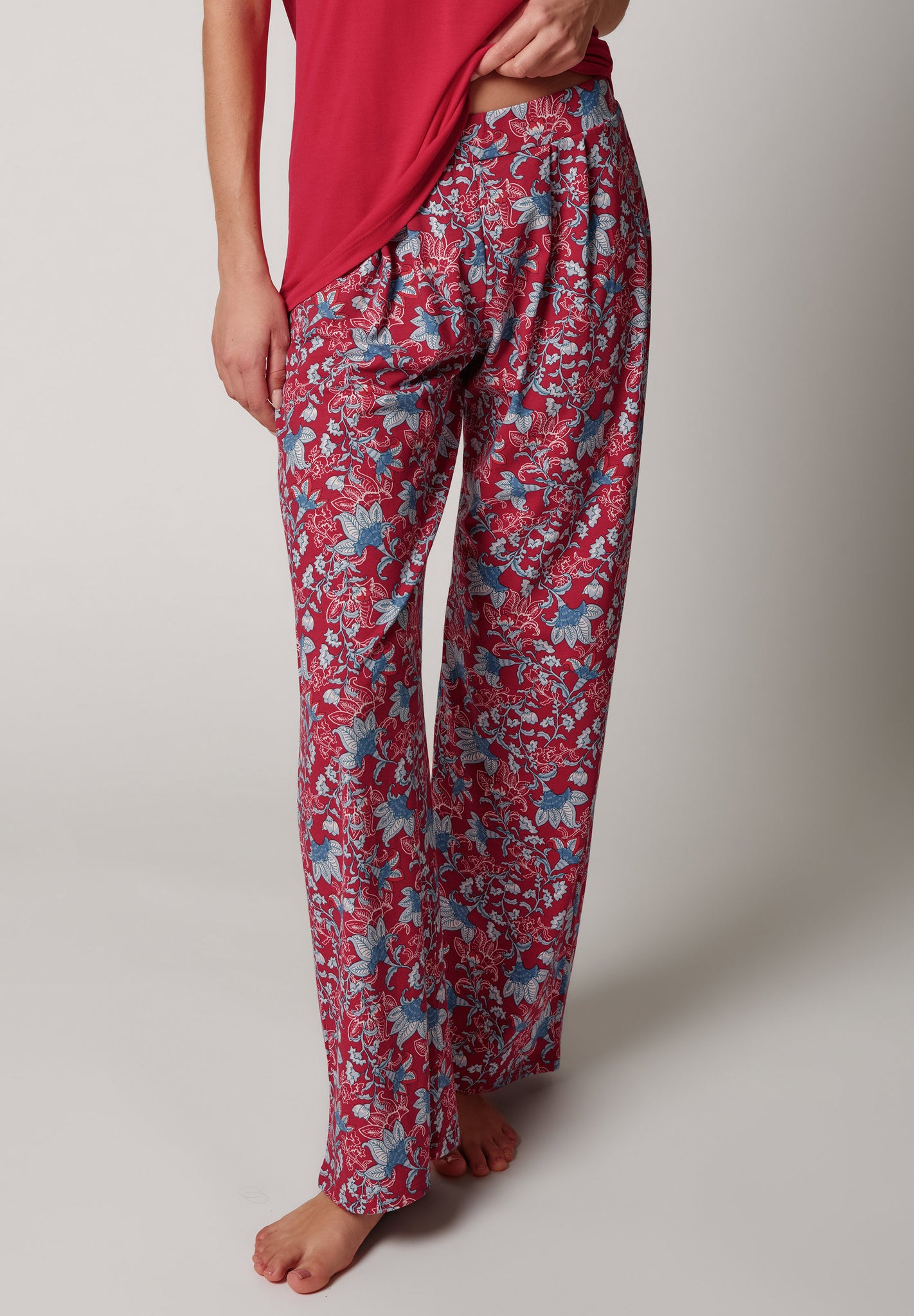 Vorderansicht von einem Damen-Model, das HU red paisleyflowers modal/viskose/tencel Pants lang trägt