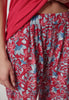 Nahaufnahme von einem Damen-Model, das HU red paisleyflowers modal/viskose/tencel Pants lang trägt
