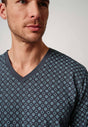 Nahaufnahme von einem Herren-Model, das HU graphic minimal baumwolle Pyjama lang trägt