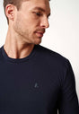 Nahaufnahme von einem Herren-Model, das HU baritone blue baumwolle Shirt kurzarm trägt