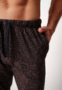 Nahaufnahme von einem Herren-Model, das HU baritone blue paisley baumwolle Hose lang trägt