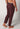 Rückansicht von einem Herren-Model, das HU maroon banner minimal baumwolle Hose lang trägt