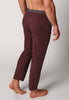 Rückansicht von einem Herren-Model, das HU maroon banner minimal baumwolle Hose lang trägt