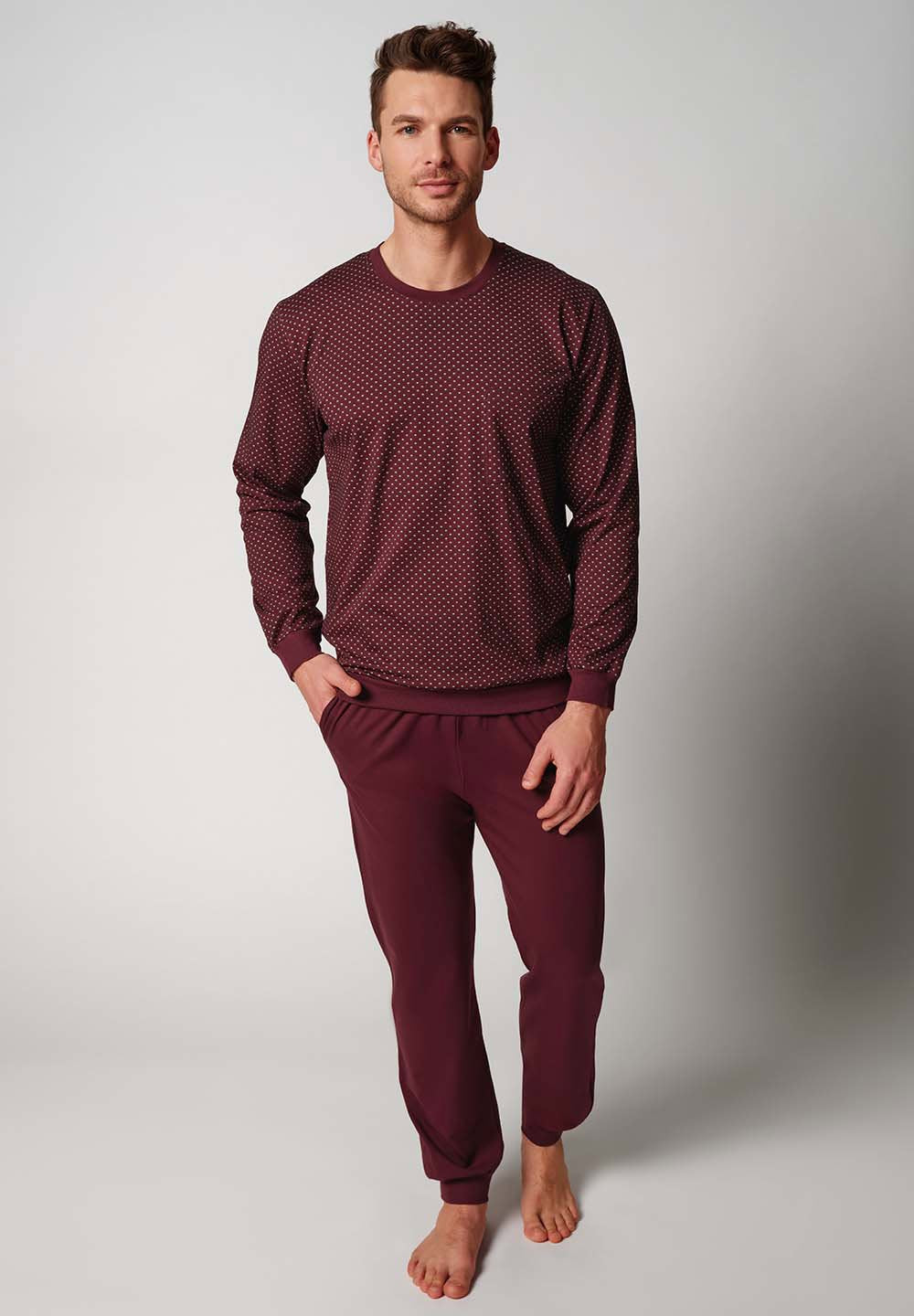 Vorderansicht von einem Herren-Model, das HU maroon banner minimal baumwolle Pyjama lang trägt