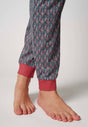 Nahaufnahme von einem Damen-Model, das HU garnet rose baumwolle Pyjama lang trägt