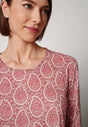 Nahaufnahme von einem Damen-Model, das HU hushed violet paisley baumwolle Nachthemd langarm trägt