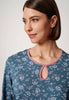 Nahaufnahme von einem Damen-Model, das HU oceanview floral baumwolle Nachthemd langarm trägt
