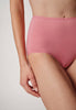 Nahaufnahme von einem Damen-Model, das HU brandied apricot baumwolle Maxi Slip Doppelpack trägt