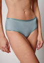 Nahaufnahme von einem Damen-Model, das HU arona mikrofaser Midi Slip Doppelpack trägt