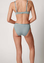Rückansicht von einem Damen-Model, das HU arona mikrofaser Rio Slip Doppelpack trägt