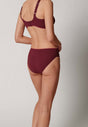 Rückansicht von einem Damen-Model, das HU maroon banner mikrofaser Rio Slip trägt