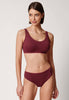 Vorderansicht von einem Damen-Model, das HU maroon banner mikrofaser Soft BH herausn. Pads trägt