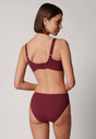Rückansicht von einem Damen-Model, das HU maroon banner mikrofaser Soft BH herausn. Pads trägt