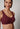 Nahaufnahme von einem Damen-Model, das HU maroon banner mikrofaser Soft BH herausn. Pads trägt
