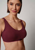 Nahaufnahme von einem Damen-Model, das HU maroon banner mikrofaser Soft BH herausn. Pads trägt