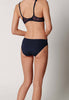Rückansicht von einem Damen-Model, das HU baritone blue mikrofaser Rio Slip trägt