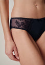 Nahaufnahme von einem Damen-Model, das HU baritone blue mikrofaser Rio Slip trägt