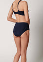 Rückansicht von einem Damen-Model, das HU baritone blue mikrofaser Maxi Slip trägt
