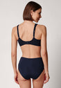 Rückansicht von einem Damen-Model, das HU baritone blue mikrofaser Minimizer BH trägt