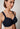 Nahaufnahme von einem Damen-Model, das HU baritone blue mikrofaser Minimizer BH trägt